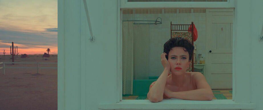 Scarlett Johansson blickt aus Motelfenster in Asteroid City